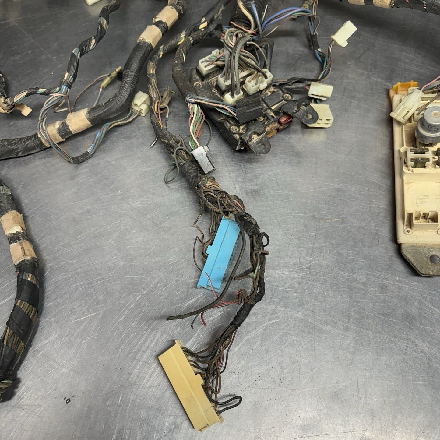 Toyota Corolla KE70 KE72 TE71 TE72 Wiring Harness Fuse Box Under Dash #1