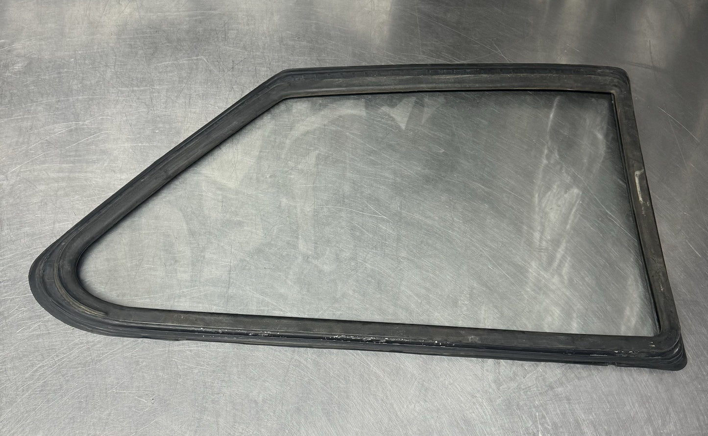 KE31 KE30 TE31 TE30 1975-1979 COROLLA 2 DOOR SEDAN DRIVERS REAR QUARTER GLASS #1