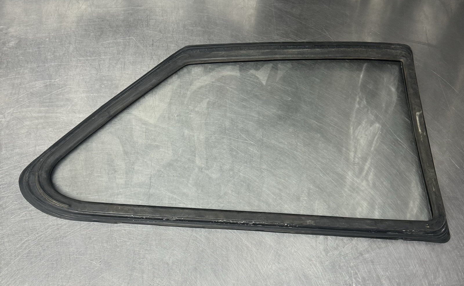 KE31 KE30 TE31 TE30 1975-1979 COROLLA 2 DOOR SEDAN DRIVERS REAR QUARTER GLASS #1