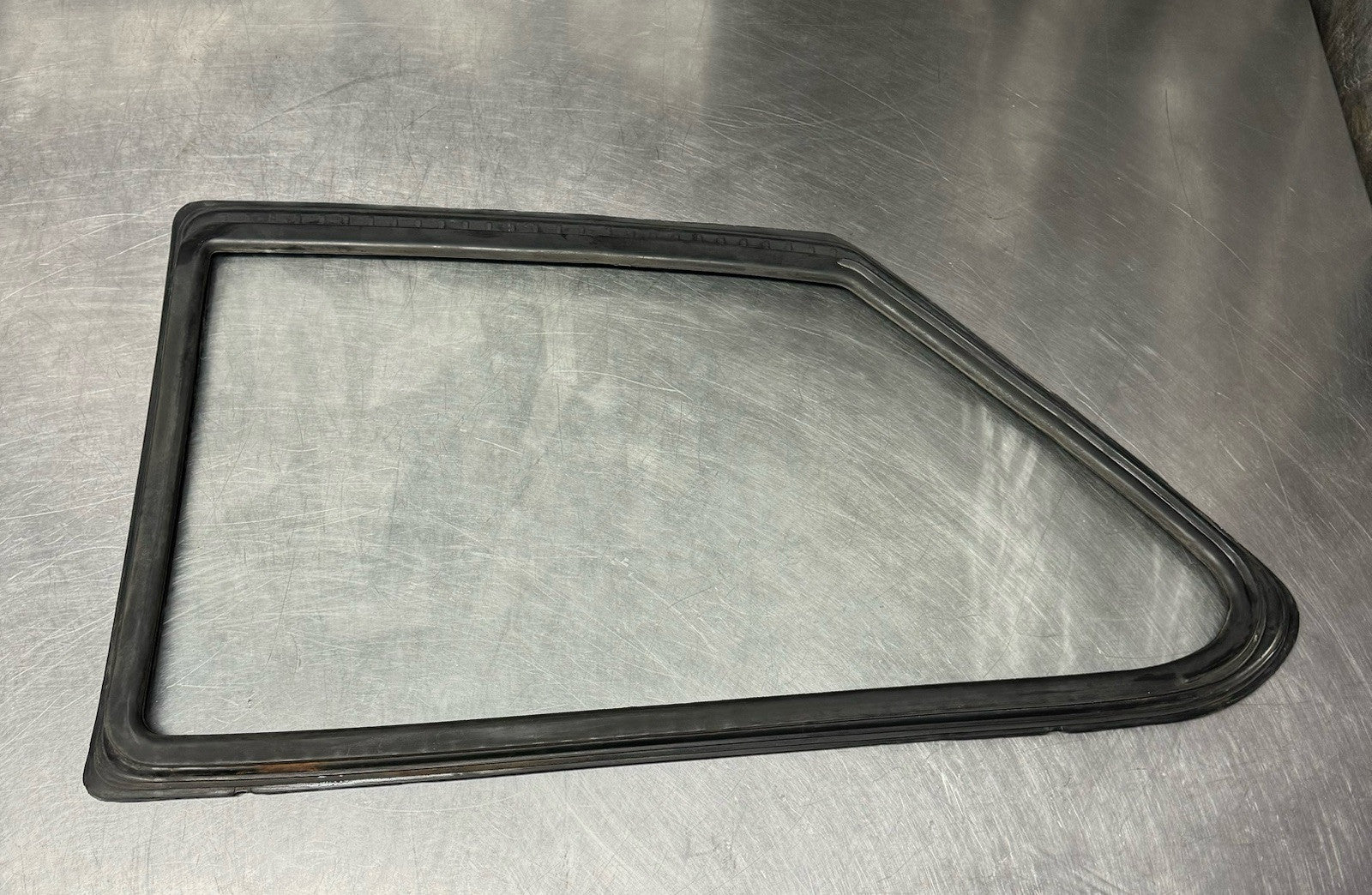 KE31 KE30 TE31 TE30 1975-1979 COROLLA 2 DOOR SEDAN PASSENGER REAR QUARTER GLASS